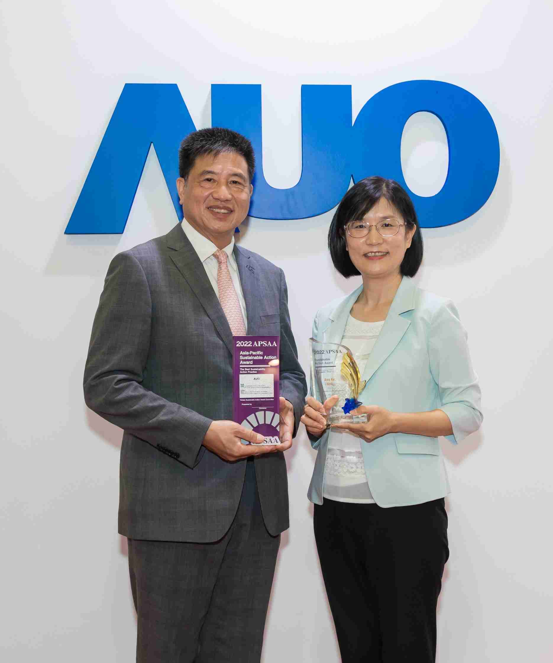 NG大舞台长期垫筑永续远景的基石，，，透过ESG暨气候委员会逐步实践永续策略蓝图。。。其中，，，NG大舞台光电永续长古秀华带领团队、、、、制定中长期目标，，，缔造多面向亮眼表现，，获得「顶尖永续长奖」的个人奖殊荣（左：NG大舞台光电董事长暨执行长彭双浪，，右：NG大舞台光电永续长古秀华）