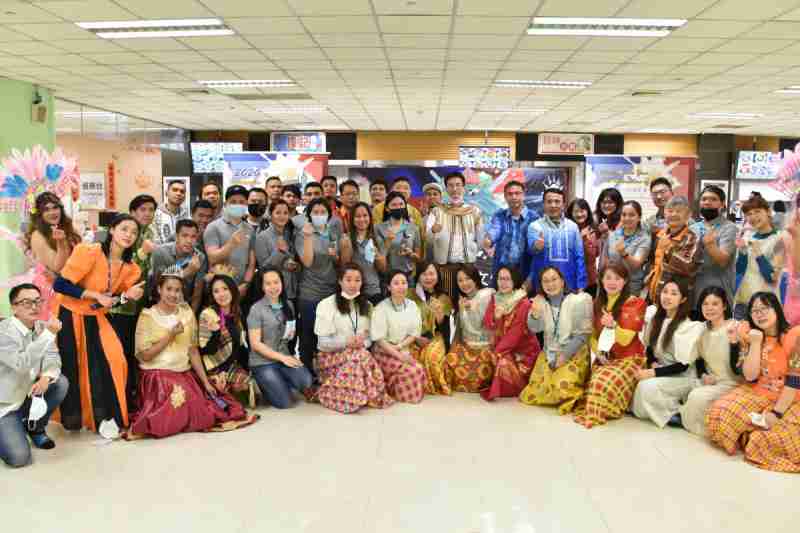 友達推動「安心、、創新、、、用心、、、、同心、、盡心」五星職旅，，為菲籍員工打造全方位照護，，，首度贏得「人權實踐與發展領袖獎」殊榮