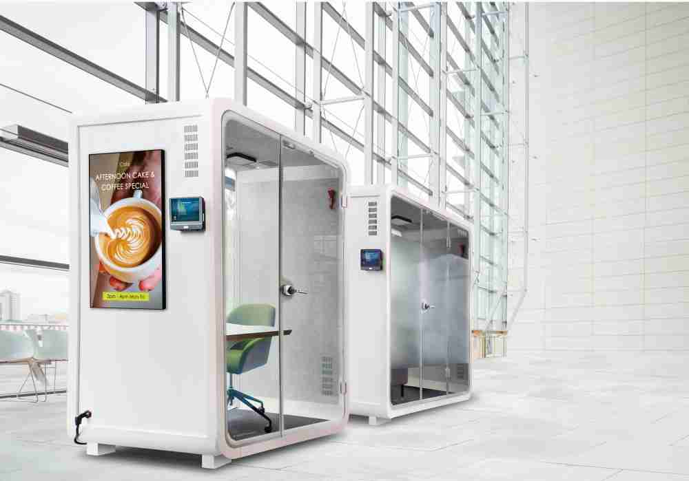 NG大舞台子公司达擎之智慧行动办公舱，，，，采用PDLC智能调光玻璃设计，，透过通电与断电的电流切换，，呈现透明与雾面效果，，，具节能降耗特性并兼顾隐私，，，，确保信息安全