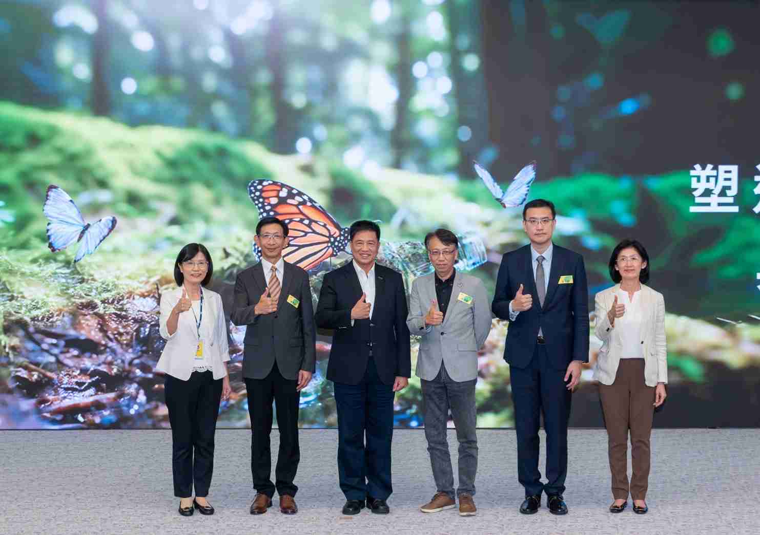 友達2023 CSR共榮大會，，，邀請領域專家分享交流生物多樣性管理趨勢、、、、無塑產品、、、、海廢永續塑料等議題  （圖左到右：友達光電永續長古秀華、、、、3M台灣技術長陳君杰、、、、友達光電董事長暨集團策略長彭双浪、、光寶科技企業永續發展處處長陳慶暉、、、安永聯合會計師事務所執業會計師曾于哲、、友達光電供應鏈總部副總經理吳宜芳）