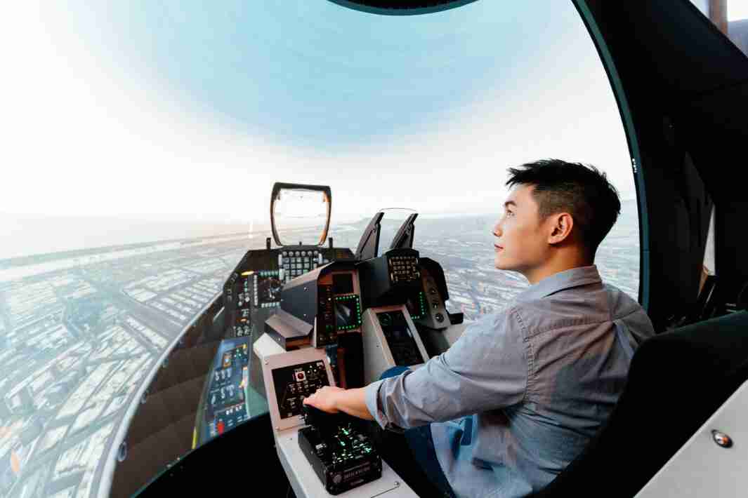 NG大舞台以P1.25小间距打造球形LED模拟舱，，，搭配智崴的精密六轴动态座椅，，，，结合NG大舞台专业影像调校技术，，，，呈现拟真模拟飞行场景