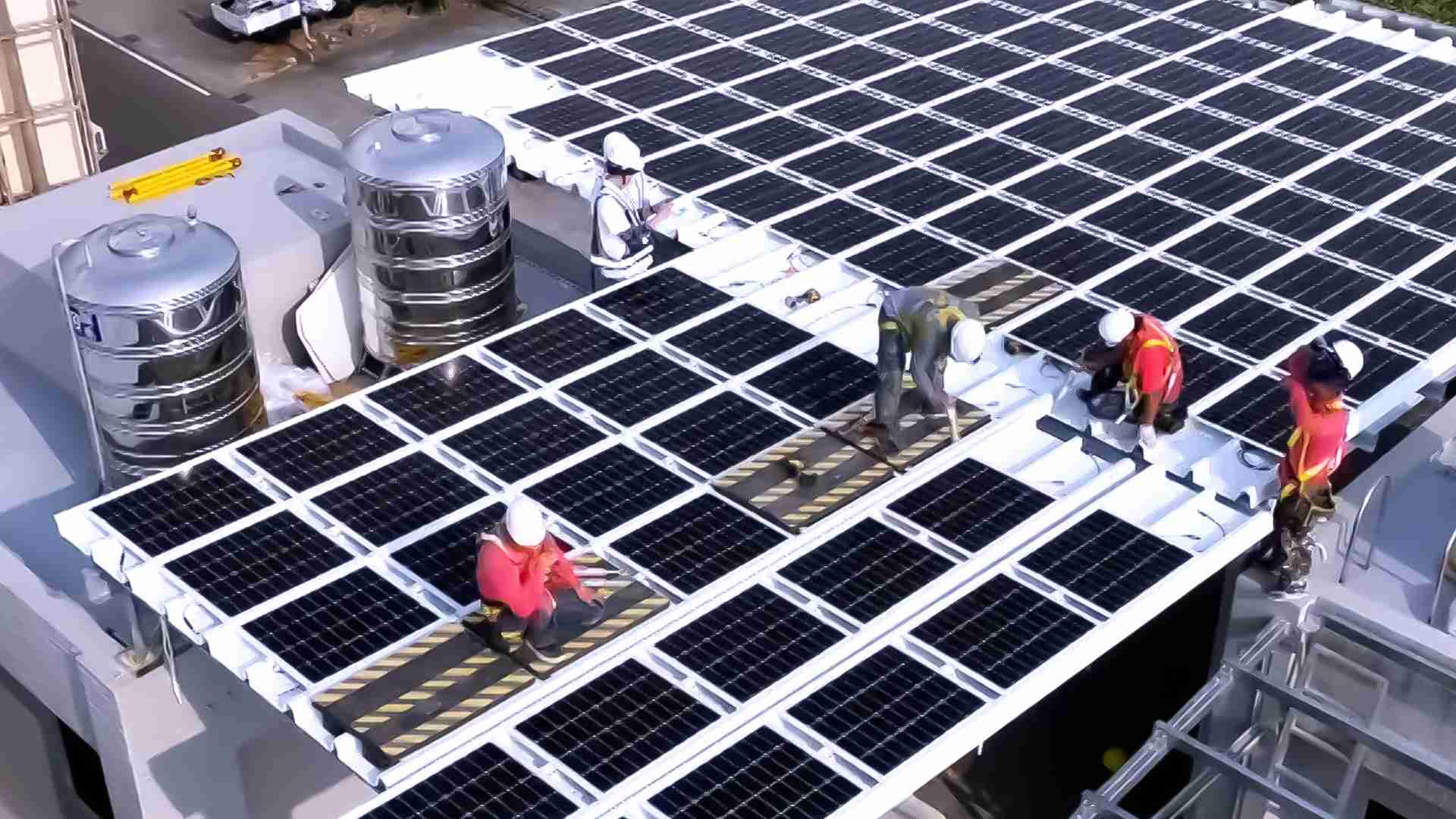 NG大舞台着力于替代能源之技术研发，，，如光电浪板的相关制程、、设备与产品，，其中所开发之光电整合型浪板，，减少传统金属支架安装，，更提升耐候度，，，，可广泛运用于多元场域，，，，并辅助建筑达到净零碳排目标