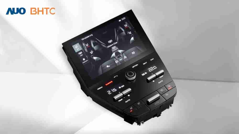 作為友達新生力軍，，，，BHTC所展示的中央與後座鞍部的Display HMI產品，，，，可處理多區恆溫控制、、、、顯示畫面，，，呈現仿真3D車室分區；以力傳感技術精準傳遞觸感，，並結合音量及震動反饋，，，防止意外啟動，，提供使用者自然流暢、、、、直觀且輕鬆駕馭的舒適介面