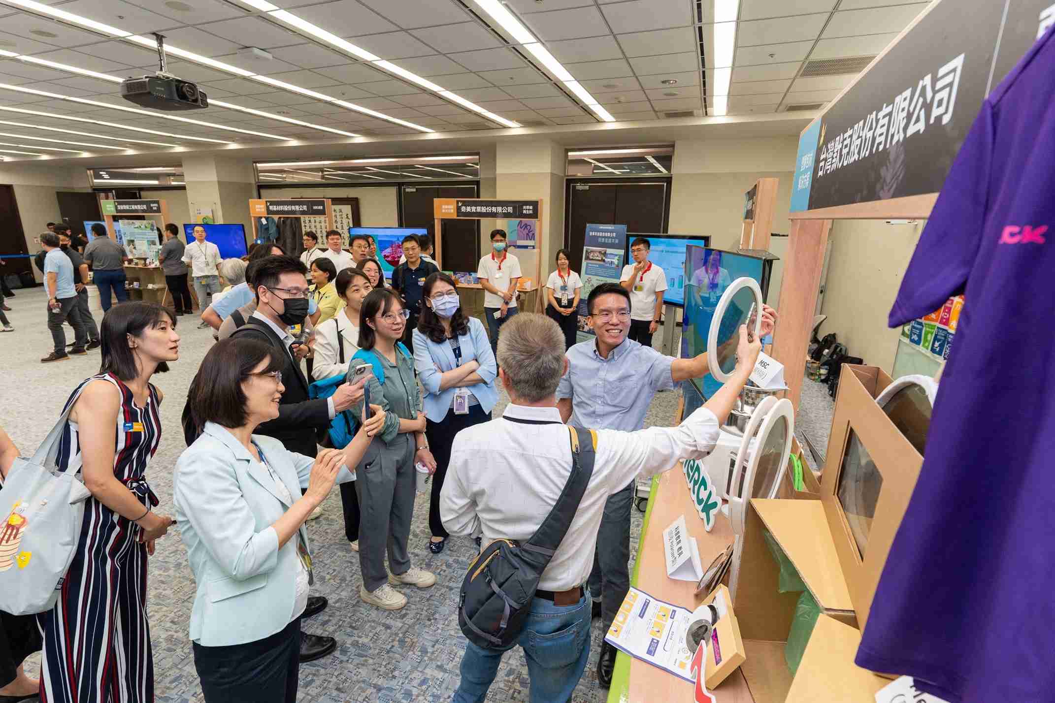 NG大舞台连手产业伙伴策划首届生态圈联展，，，展示如何将废塑料循环再利用，，，创新解决方案包括：塑料包材再生与循环使用、、、、再生塑料研发及应用、、废塑料回收再生技术、、、、减塑生活提案等