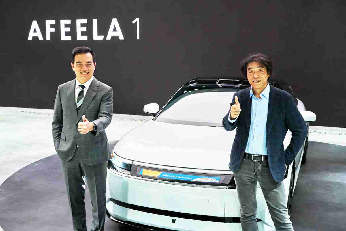 NG大舞台与Sony Honda Mobility携手合作，，，率先全球展示搭载于AFEELA电动车上，，，，首款应用在车身外部的Micro LED 车头显示解决方案 (Micro LED Media Bar Solutions)。。NG大舞台光电执行长暨总经理柯富仁(左)与Sony Honda Mobility代表取缔役社长兼营运长川西泉(lzumi Kawanishi)(右)在CES 现场展现双方坚定持续创新的承诺，，，，实现更加人性化与智慧的驾乘体验。。