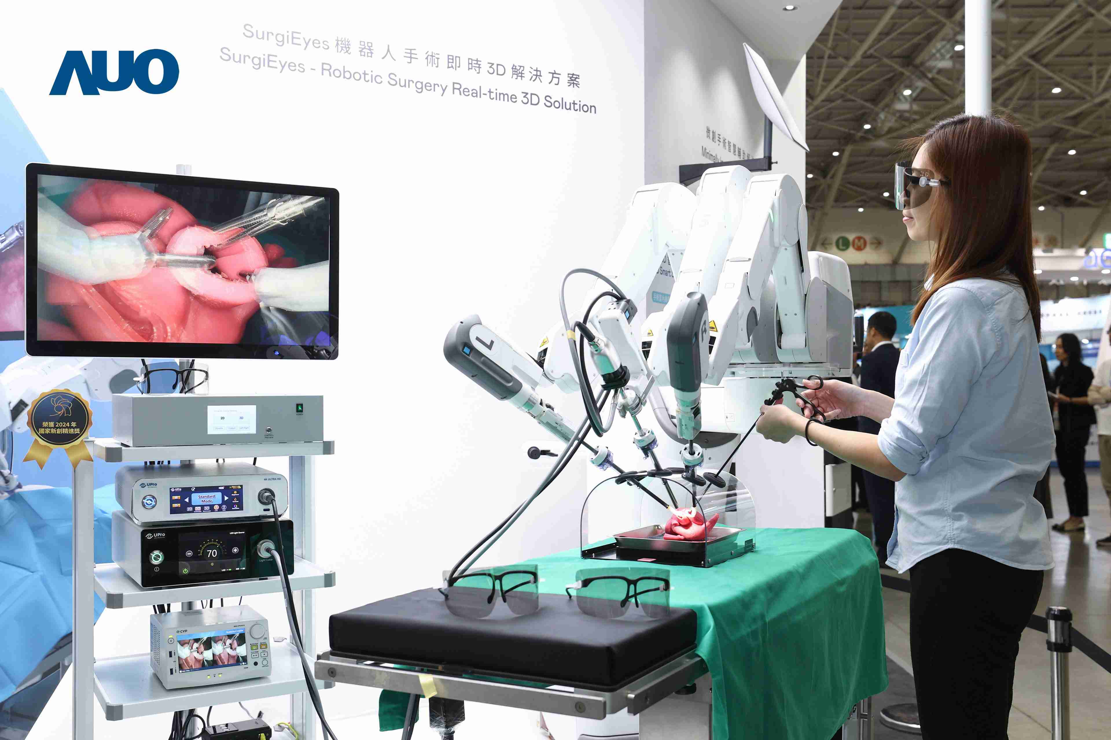 达擎以领先的3D显示技术推出〝SurgiEyes机器人手术实时3D解决方案〞，，，整合先进3D图像处理与独家3D垂直宽视角、、、广色域的显示技术，，，手术团队可实时同步主刀医师视角看到清晰3D影像，，，提升沟通效率与安全性。。。